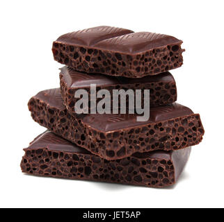 Dolce heap: pezzi di barra di cioccolato isolato su bianco Foto Stock