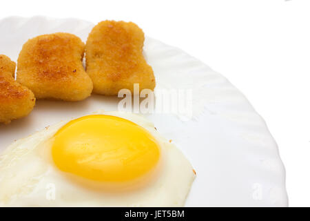 Uovo fritto sunny side up e pepite copia spazio isolato su bianco Foto Stock