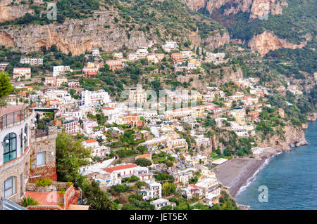 Sul lato della scogliera borgo di Positano è la costiera Amalfitana è più pittoresco e fotogenico township - Campania, Italia Foto Stock