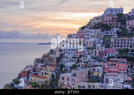 Case colorate sulle pendici di Positano e il Gallo Lungo isola all'orizzonte - Costiera Amalfitana, Campania, Italia Foto Stock