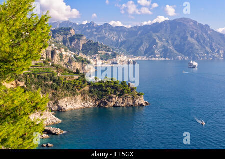 La nave di crociera lungo la Costiera Amalfitana tra Conca dei Marini e Positano - Campania, Italia Foto Stock