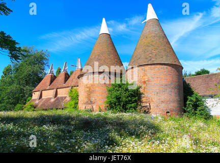 Storica casa oast edifici presso il castello di Sissinghurst Gardens, Kent, England, Regno Unito Foto Stock