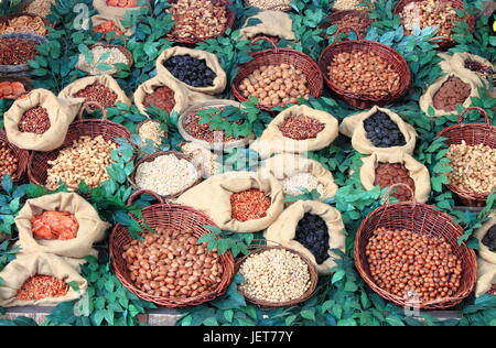 Frutta secca e legumi in un mercato in stallo Foto Stock