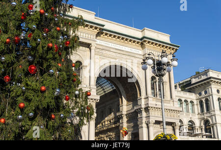 L'Italia, Lombardia, Milano, albero di Natale in piazza del Duomo Galleria Vittorio Emanuele II Foto Stock