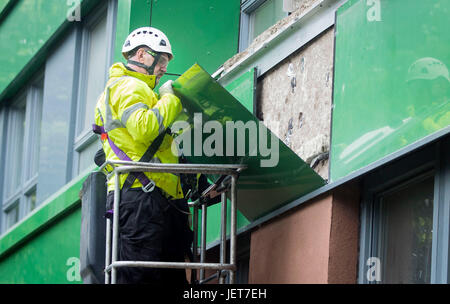 Il rivestimento viene rimosso dal blocco della torre di Hannover a Sheffield, nello Yorkshire, come ha affermato il primo ministro Theresa May, è necessario svolgere un'importante indagine nazionale sull'uso di rivestimenti potenzialmente infiammabili su torri alte in tutto il paese per un periodo di decenni a seguito dell'incendio della torre di Grenfell. Foto Stock