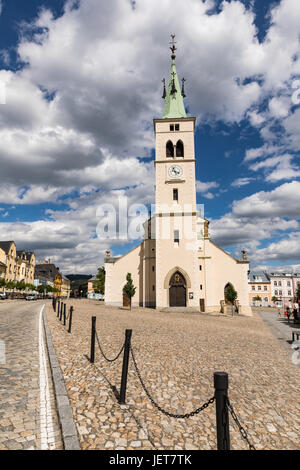 La chiesa campestre di Santa Margherita a Kasperske Hory. Sunyy giornata con nuvole. Repubblica ceca. Chiesa principale di Kasperske Hory, Foto Stock