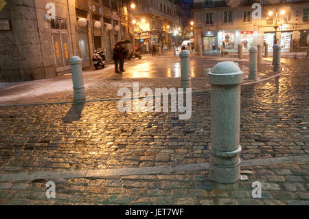 Bagnato e coperta di neve marciapiede, Vista notte. Puerta del Sol di Madrid, Spagna. Foto Stock