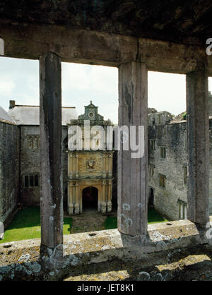 Visualizza S attraverso il primo piano la finestra del rivellino del vecchio castello di Beaupre attraverso il cortile di un edificio a tre piani portico rinascimentale attaccato ad un medievale Hall. Foto Stock