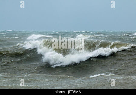 Mare mosso con onde che si infrangono in inglese canale off seaford in east sussex Foto Stock