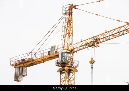 Il dispositivo di sollevamento cabina gru in cantiere. Costruzione Foto Stock