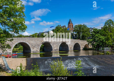 Il vecchio ponte di Lahn e Cattedrale di Wetzlar aka Wetzlarer Dom nella pittoresca città vecchia di Wetzlar, Hesse, Germania Foto Stock