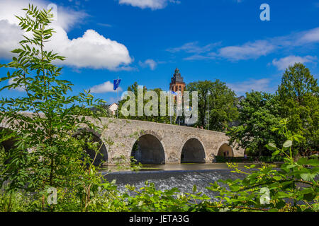 Il vecchio ponte di Lahn e Cattedrale di Wetzlar aka Wetzlarer Dom nella pittoresca città vecchia di Wetzlar, Hesse, Germania Foto Stock