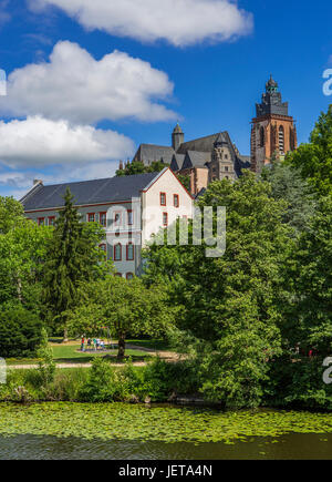 Paesaggio della pittoresca città vecchia di Wetzlar con Wetzlar Cattedrale aka Wetzlarer Dom, Wetzlar, Hesse, Germania Foto Stock