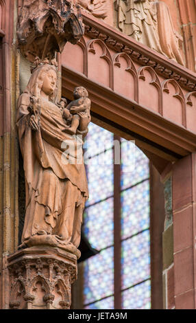 Scultura di Santa Maria e Cristo Bambino a westportal di Wetzlar Cattedrale aka Wetzlarer Dom nella pittoresca città vecchia di Wetzlar, Hesse, Germania Foto Stock