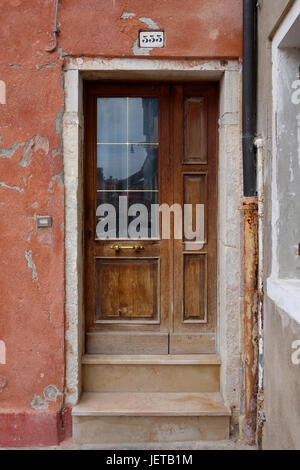 Porta a una residenza privata,l'isola di Burano Venezia Italia Foto Stock