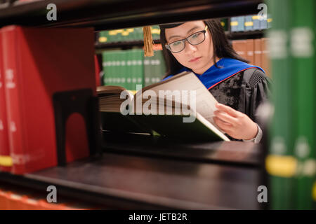 Gli studenti di dottorato lettura in biblioteca Foto Stock