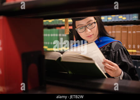 Gli studenti di dottorato lettura in biblioteca Foto Stock