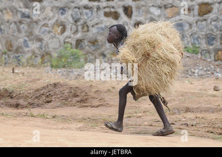 L'uomo, costi, tribù Aari, Street, andare, tag di mercato, Key Afer, Omotal sud, sud Etiopia, Foto Stock