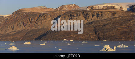 La Groenlandia, Uummannaq, paesaggi costieri, mare, iceberg, nel nord della Groenlandia, destinazione, l'Artico, montagne, ghiacciai, neve, ghiaccio, scenario, rock, scarso, deserte, la luce della sera, acqua, ghiacciaio, drift, ghiaccio freddo, panorama, Foto Stock