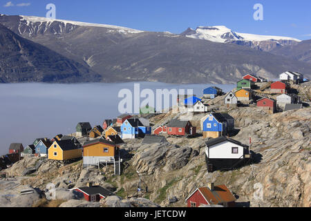 La Groenlandia, Uummannaq, paesaggi costieri, case residenziali, mare, nebbia, nel nord della Groenlandia, destinazione, l'Artico, montagne, e sharp, neve deserte, nebuloso mare, misticamente, rocce, rocciosa, scarse, case, case, luminosamente, Foto Stock