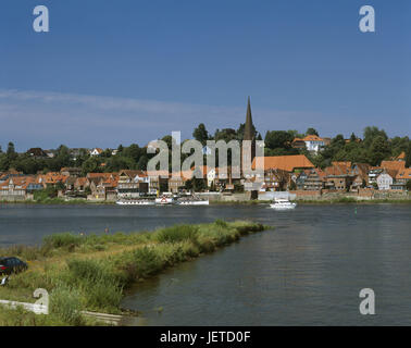 Germania, SCHLESWIG-HOLSTEIN, Lauenburg, Maria la Chiesa Magdalenen, flusso Elbe, radian steamboat, "l'imperatore Wilhelm', Germania settentrionale, città, vista città, Città Vecchia, Elbufer, edificio, chiesa, semi-case con travi di legno, edifici in mattoni, edifici in mattoni, struttura, storicamente, barca, nave, nave vacanze, motoscafo, steamboat, Elbschifffahrt, passeggeri radian steamboat, navigazione, luogo di interesse, untertown, turismo, acque, il corso di un fiume, Foto Stock