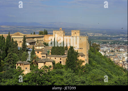 Spagna, Andalusia, Granada, vista sull'Alhambra Palace su parte della città di Albaicin, Foto Stock