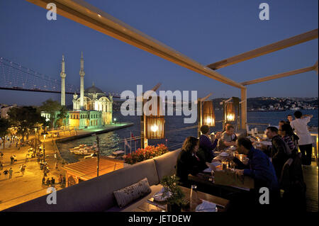 Turchia, Istanbul, Moschea Ortakoy, vista del ristorante sul Bosforo bridge di notte, Foto Stock