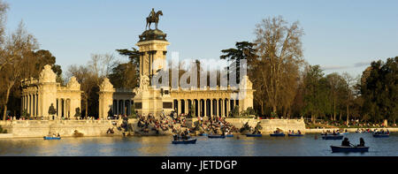 Spagna, Madrid, Parque del Buen Retiro, lago, monumento Alfonso XII, persona, Foto Stock