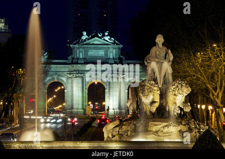 Spagna, Madrid, Plaza de Cibeles, Fuente de Cibeles e Puerta de Alcala di notte, Foto Stock