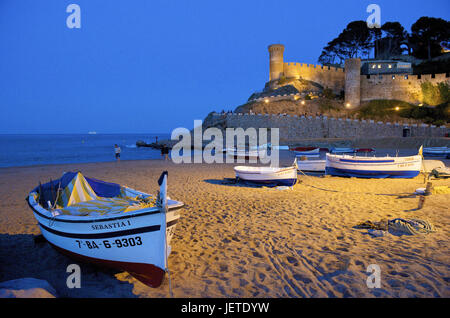 In Spagna, in Catalogna, Costa Brava, Tossa de Mar, stivali sulla spiaggia di notte,