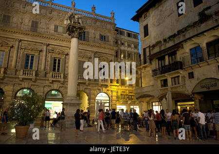 L'Italia, Veneto, Verona, Piazza depressione erede di notte, Palazzo Maffei, Foto Stock