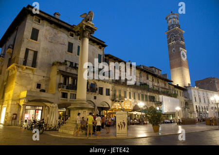 L'Italia, Veneto, Verona, Piazza depressione erede, Torre dei Lamberti di notte, Foto Stock