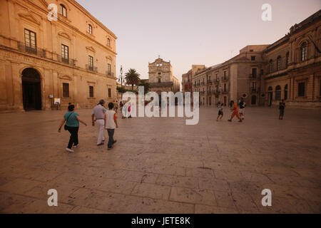 L'Italia, Sicilia, isola di Ortigia, Siracusa, Città Vecchia, Piazza Duoma, chiesa di Santa Lucia alla Badia, turisti, Europa meridionale, Siracusa, chiesa, struttura, architettura, luogo di interesse, square, la piazza della cattedrale, persona, destinazione, turismo, Foto Stock