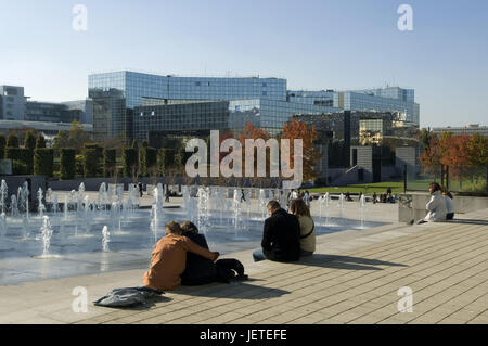 Francia, Paris, Parc Andre Citroen, edificio "Le Ponant', fontane, turisti, sedersi, vista posteriore, nessun modello di rilascio, Foto Stock