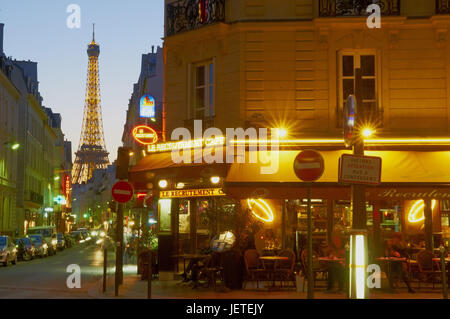 Francia, Parigi, street cafe con la Torre Eiffel sullo sfondo, Foto Stock