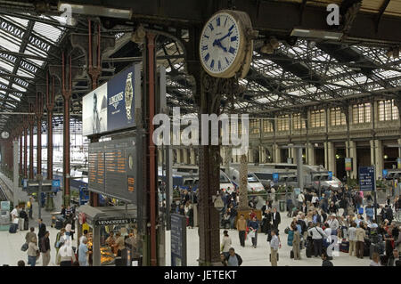 Francia, Parigi, stazione ferroviaria 'done de Lyons, stazione hall, orologio, viaggiatori e nessun modello di rilascio, Foto Stock