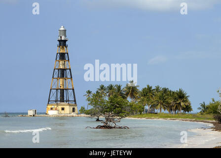 Cuba Cayo Jutias, spiaggia, faro, Caraibi, isola, spiaggia sabbiosa, spiaggia, vegetazione, palme, beacon, un segnale luminoso, luogo di interesse, destinazione, il turismo, l'icona di orientamento e guida per la navigazione, navigazione, Foto Stock