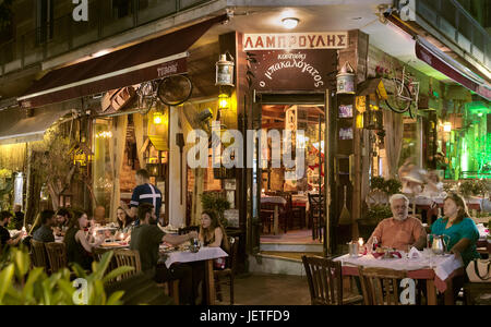 Larissa, Grecia - giugno 20th, 2017: i clienti seduti al di fuori della tradizionale taverna greca "bakalogatos' presso l'area storica frourio in Larissa, gr Foto Stock