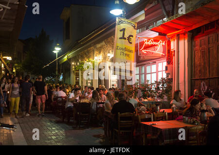 Larissa, Grecia - giugno 20th, 2017: i clienti seduti al di fuori della tradizionale taverna greca "ladokola' dove un souvlaki costano solo un euro al suo Foto Stock