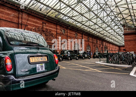 I taxi in attesa per le tariffe a Nottingham stazione ferroviaria Foto Stock