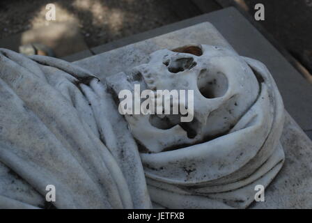 Cementiri de Montjuic Tomba di Dr Francesc Farreras ho Famis Montjuïc cimitero di marmo bianco contrassegnato per la rimozione definitiva dello scheletro Foto Stock