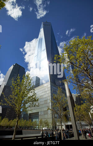 One world trade center con la luce del sole che riflette verso il basso per il ground zero di New York City STATI UNITI D'AMERICA Foto Stock