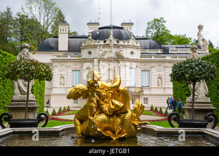 Ettal, Germania - 5 Giugno 2016: Famosi Linderhof Palace. Vista est con il lato giardino. A sud-ovest della Baviera, Germania Foto Stock