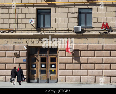 Due donne entrano nella stazione sotterranea Smolenskaya nel centro di Mosca, in Russia, decorata con bandiere rosse per celebrare il giorno della Vittoria (9 maggio). Foto Stock