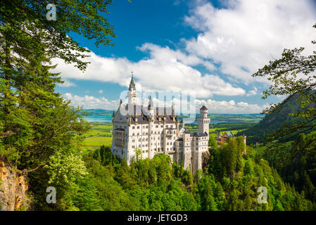 Neuschwanstein, incantevole paesaggio autunnale Foto panoramica del castello da favola vicino a Monaco di Baviera, Germania Foto Stock