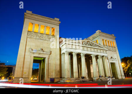 Monaco di Baviera, Germania - 7 Giugno 2016: dorico propylaen monumento di notte. Monaco di Baviera, Germania Foto Stock