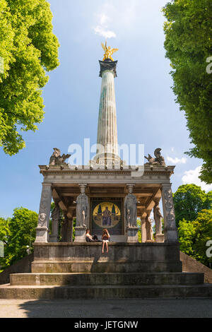 Monaco di Baviera, Germania - 7 Giugno 2016: Monumento e Golden Angel di pace nel centro della capitale della Baviera. Monaco di Baviera, Germania. Foto Stock