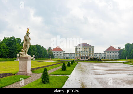 Monaco di Baviera, Germania - 8 giugno. 2016: Statua Plutone da Dominik Auliczek. E la vista posteriore del palazzo di Nymphenburg. Monaco di Baviera, Germania Foto Stock