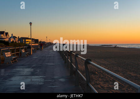 Spring Lake, NJ USA -- Giugno 26, 2017 persone sono a passeggiare sul lungomare all'alba in un giorno d'estate. Solo uso editoriale Foto Stock