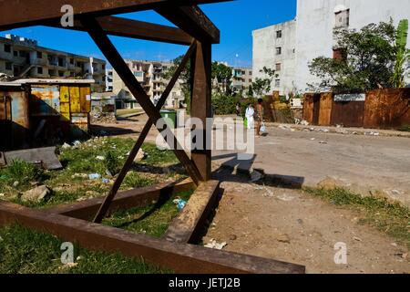 Donne cubane a piedi nella parte anteriore dei grandi blocchi di appartamenti in Alamar, un enorme pubblico complesso di alloggiamento nell'Est de L Avana, Cuba, 12 febbraio 2009. Il cubano trasformazione economica (dopo la rivoluzione nel 1959) ha cambiato l'alloggiamento lo stato a Cuba in una c | Utilizzo di tutto il mondo Foto Stock